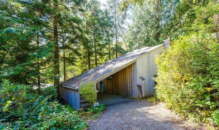 Property Photo: 6 Woodthrush Ln OR 97388