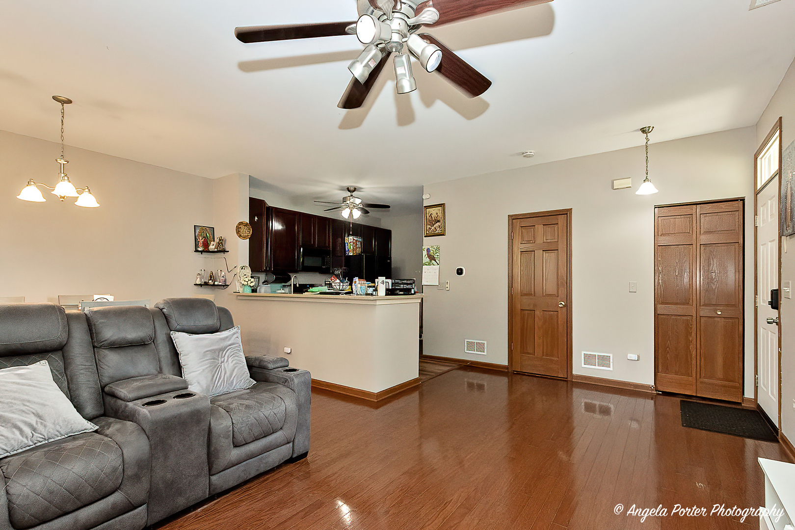 Property Photo: 462 S Litchfield Drive IL 60073
