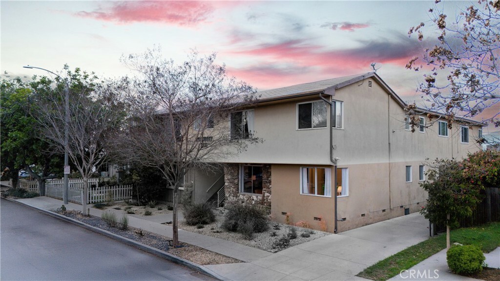 Property Photo: 2135 E Florida Street 2 CA 90814