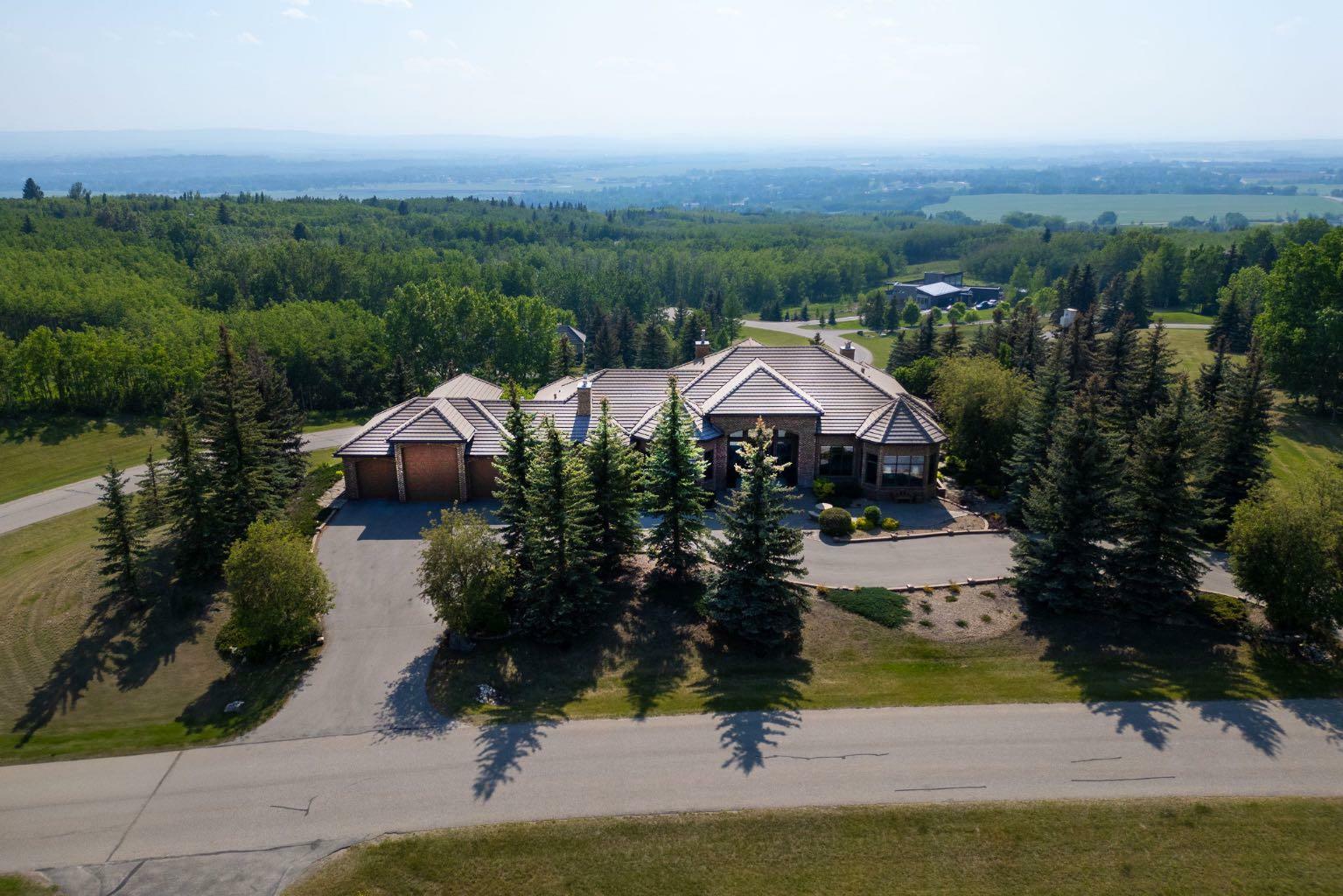 Property Photo: 31 Pinnacle Ridge Drive SW AB T3Z 3N7