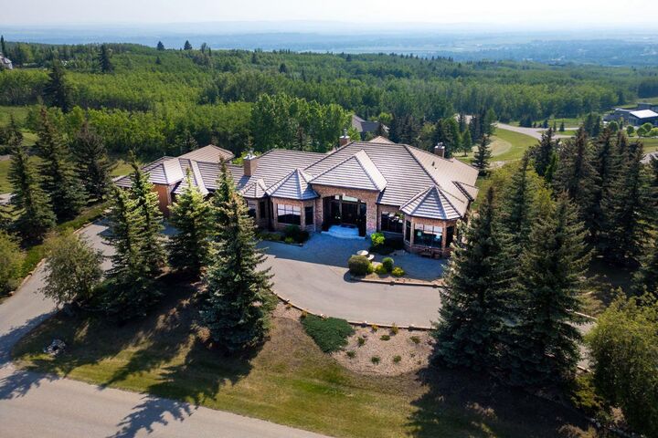 Photo de la propriété:  31 Pinnacle Ridge Drive SW  AB T3Z 3N7