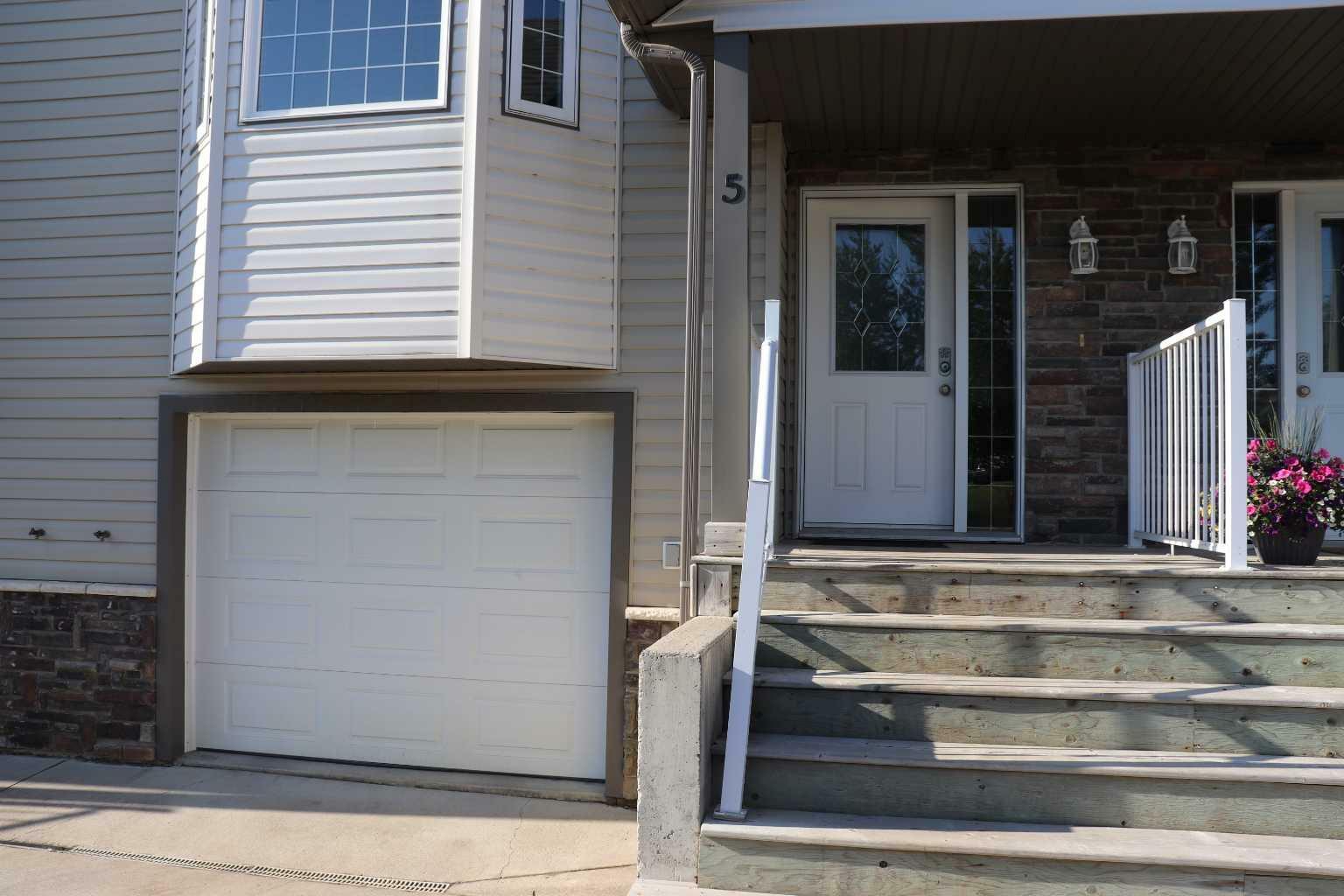 Property Photo:  1616 41 Street 5  AB T7E 0A5 