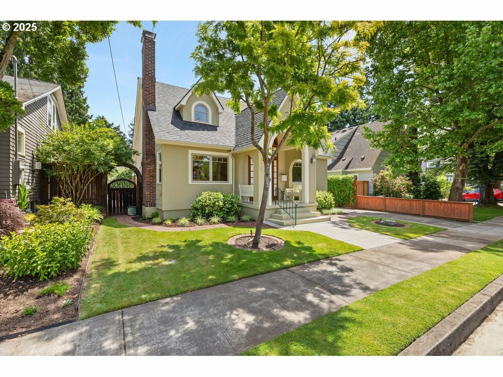 Property Photo: 2516 NE 32nd Ct OR 97212