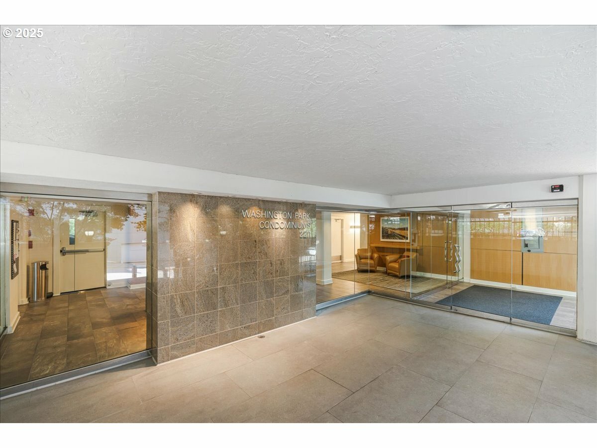 Property Photo: 2211 SW Park Pl 202 OR 97205