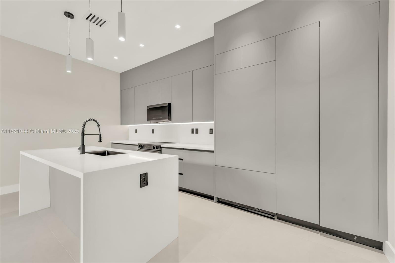 Property Photo: 3318 Day Ave 6 FL 33133