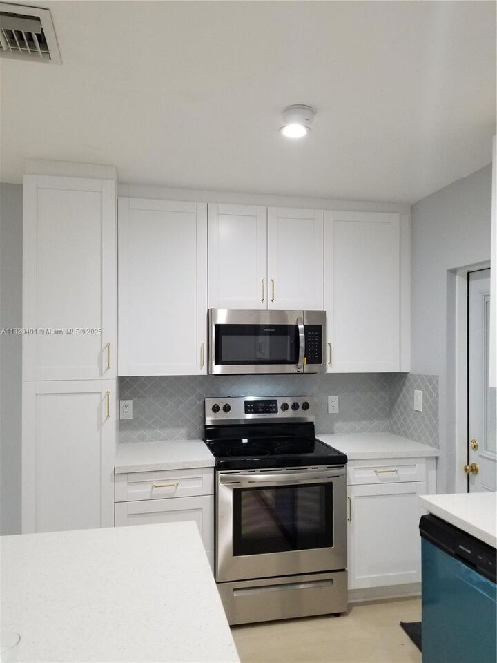 Property Photo: 1016 NE 4 Avenue FL 33030