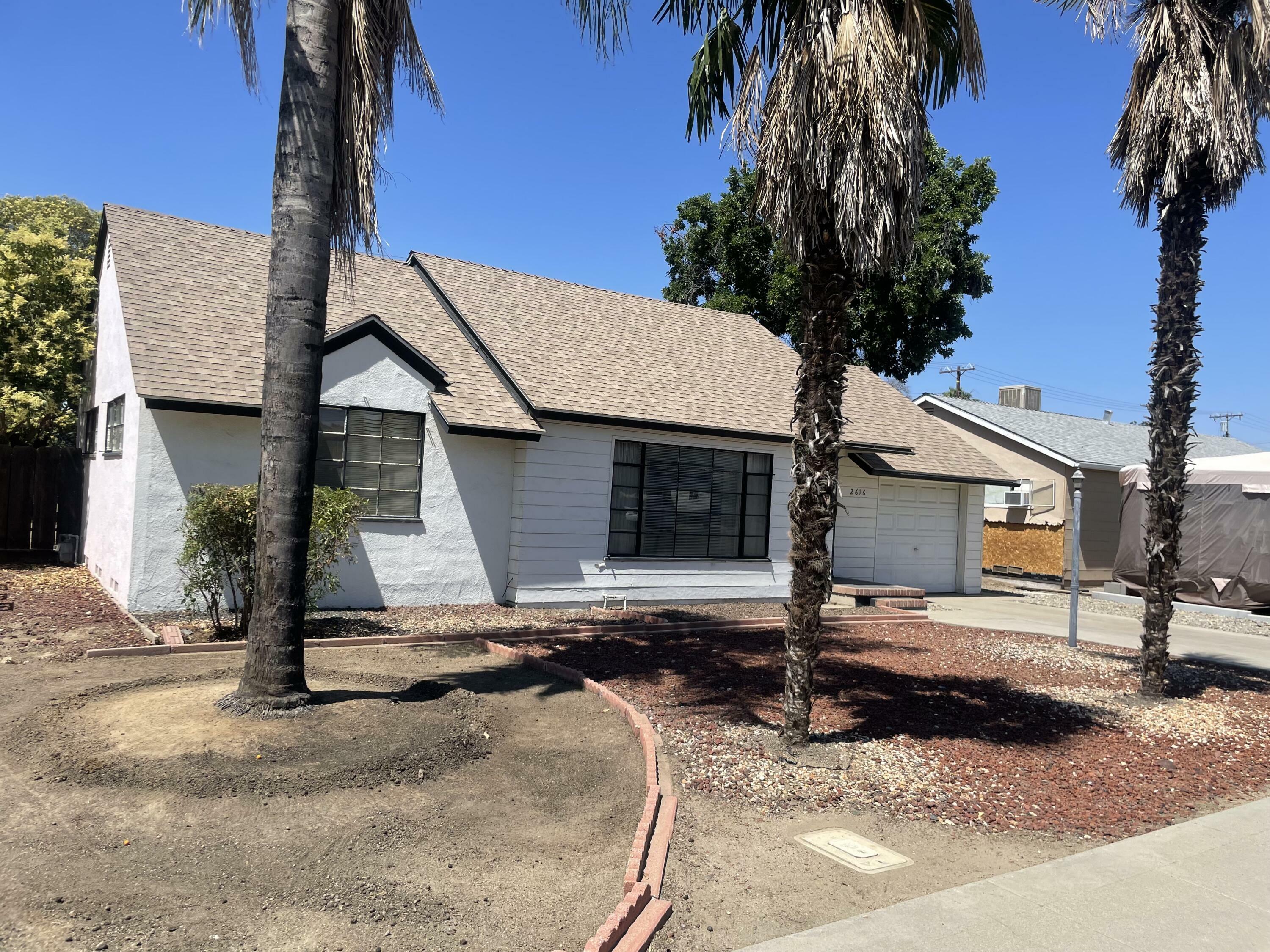 Property Photo: 2616 W Iris Avenue CA 93277