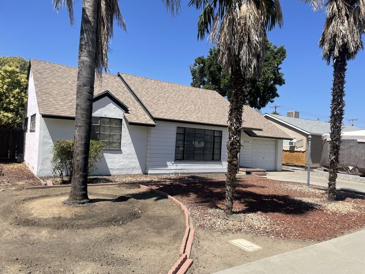 Property Photo: 2616 W Iris Avenue CA 93277