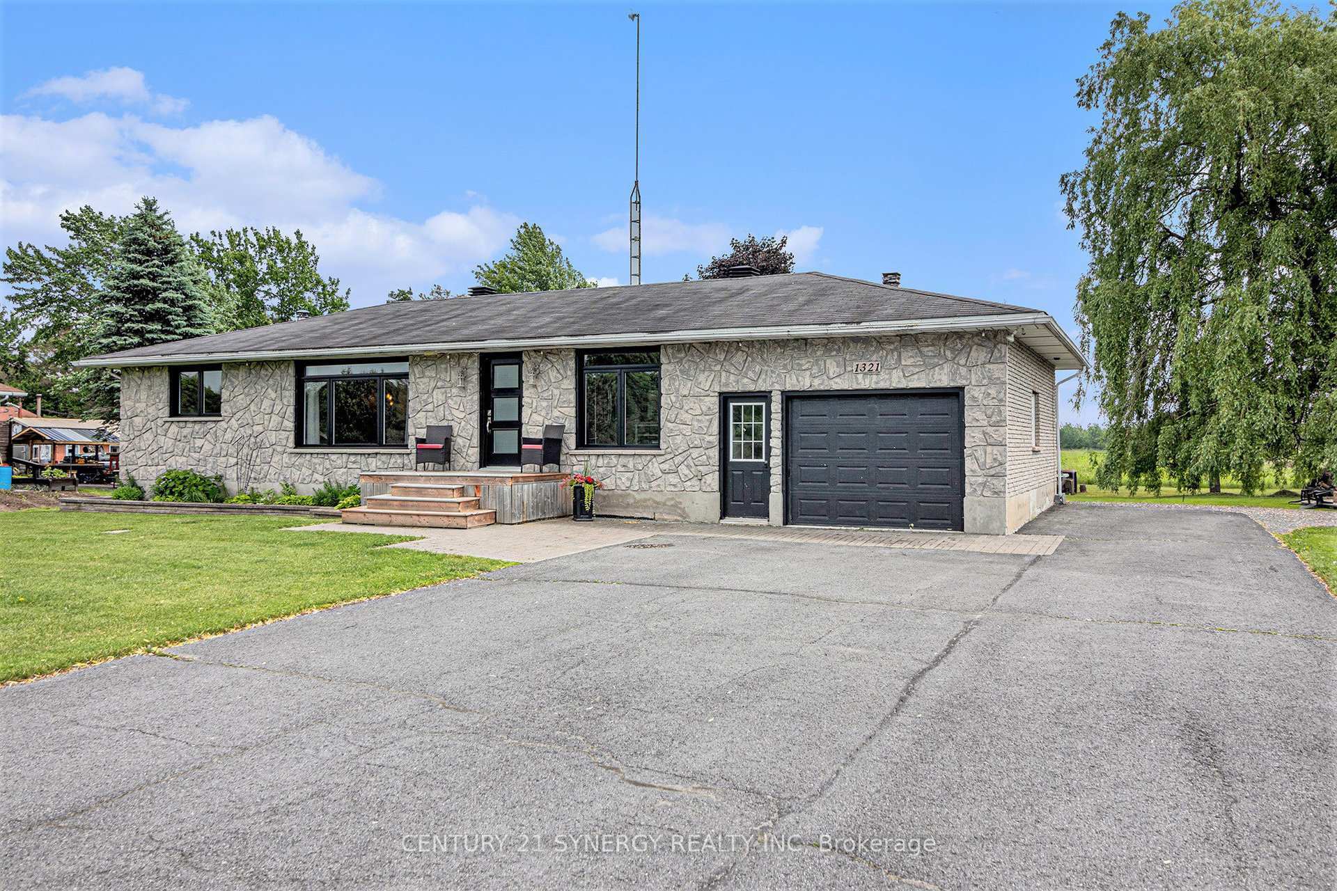 Property Photo: 1321 Route 500 Route W ON K0A 1M0