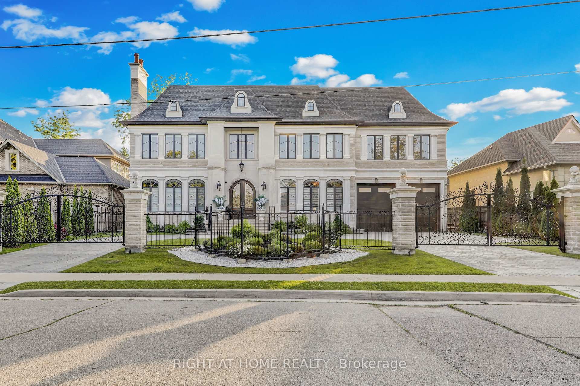 Property Photo: 10 Yongeview Avenue ON L4C 7A4