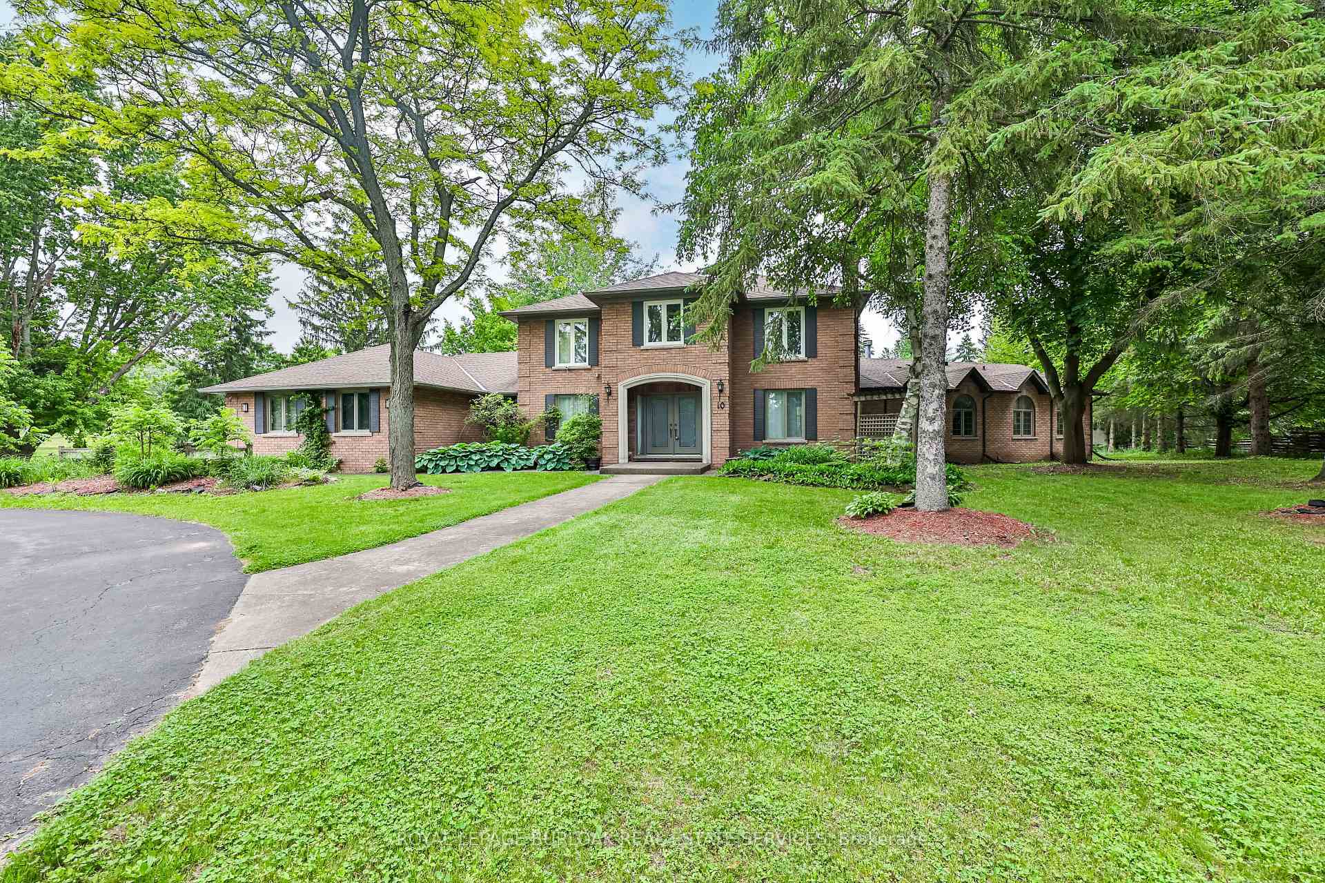 Property Photo: 10 Karendale Crescent ON L0R 1K0