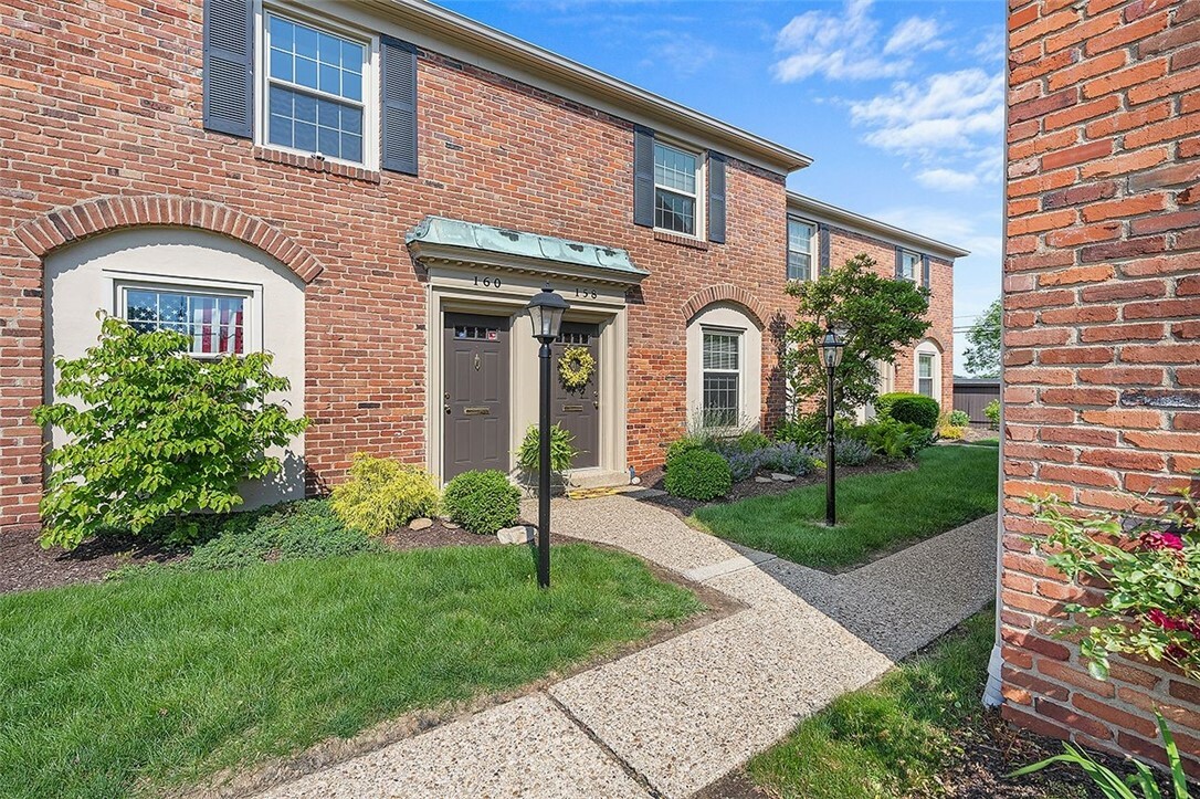 Property Photo: 158 Jamestown Ct PA 15216