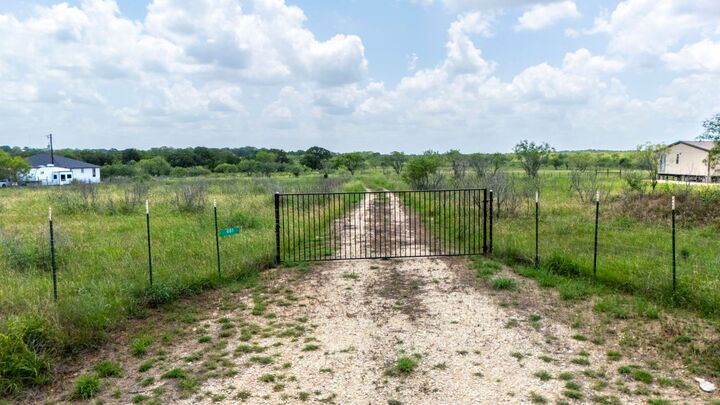 Property Photo: 401 Turnback Trail TX 78616