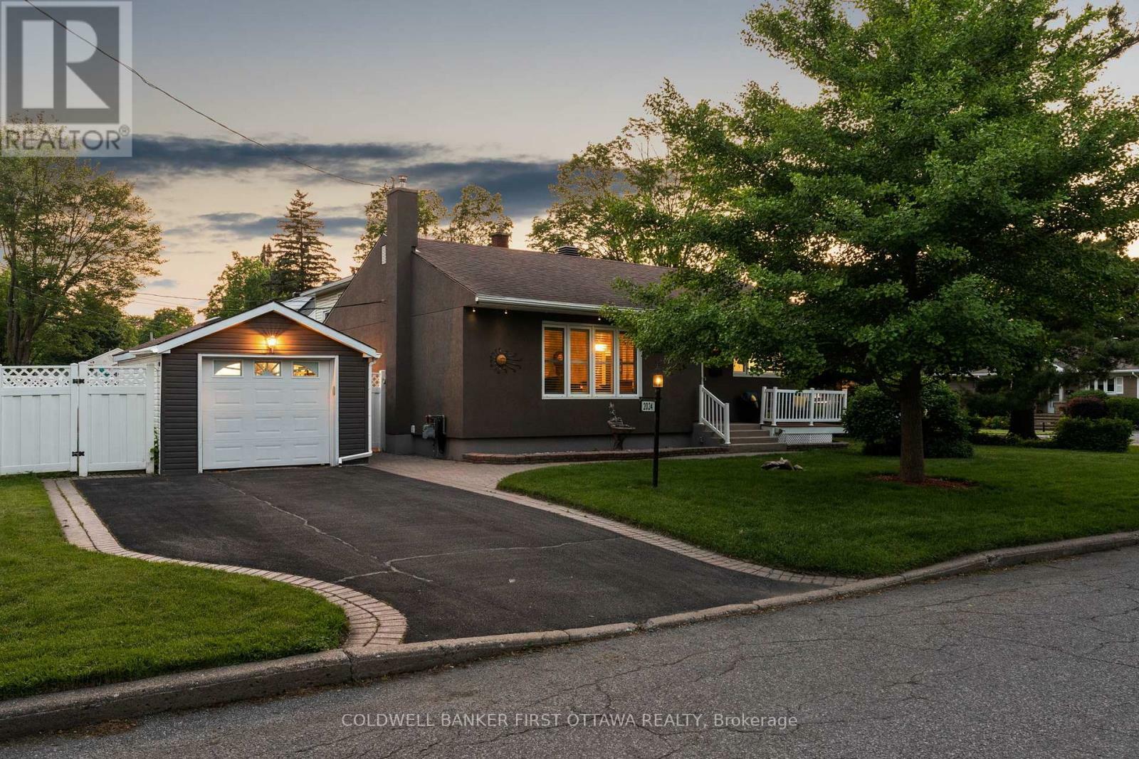 Photo de la propriété: 2024 Corry Street ON K1G 2M5