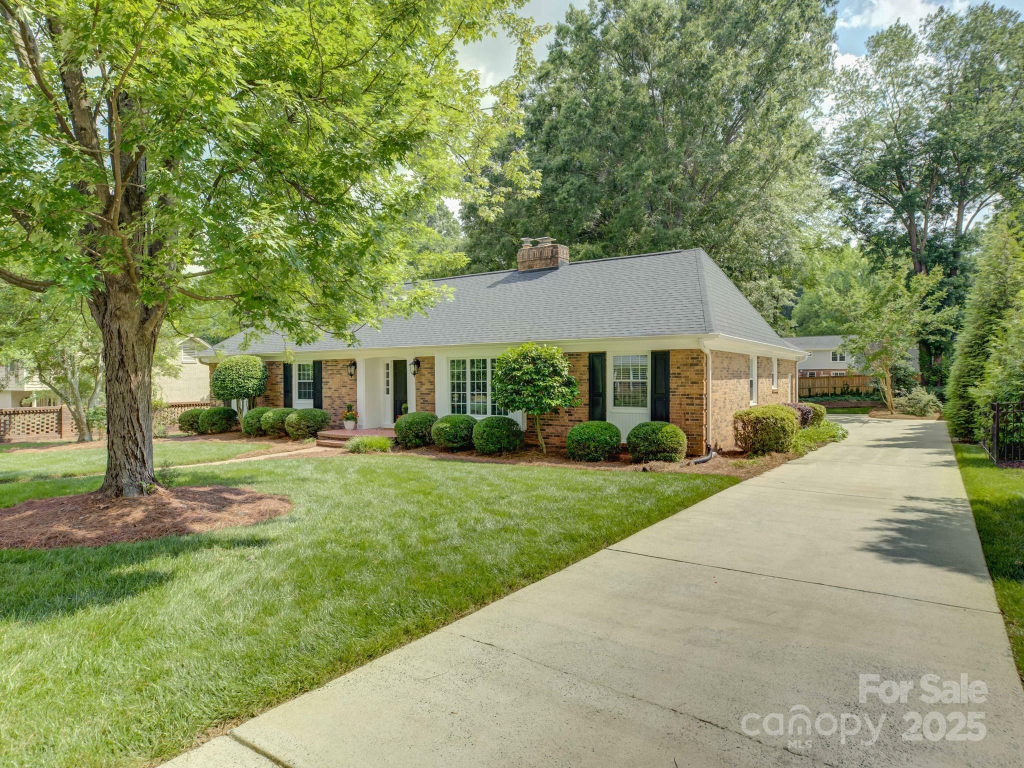 Property Photo: 6116 Springhouse Lane NC 28211