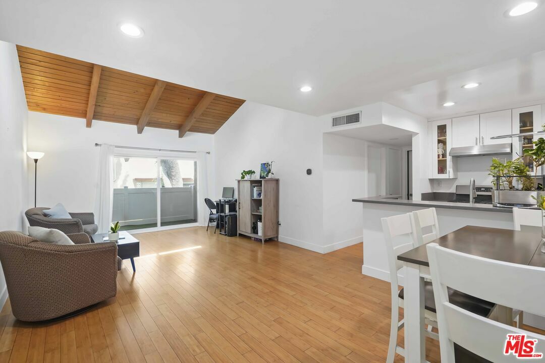 Property Photo: 10331 Lindley Ave CA 91326