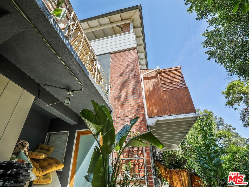 Property Photo: 6921 Paseo Del Serra Dr CA 90068