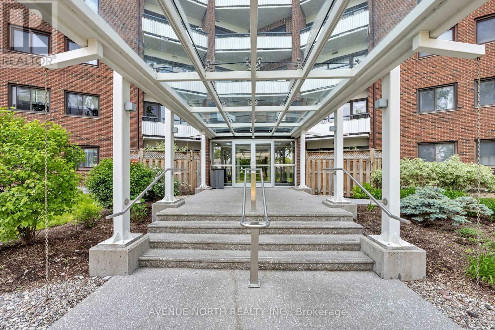 Photo de la propriété: 20 Chesterton Drive 111 ON K2E 6Z7