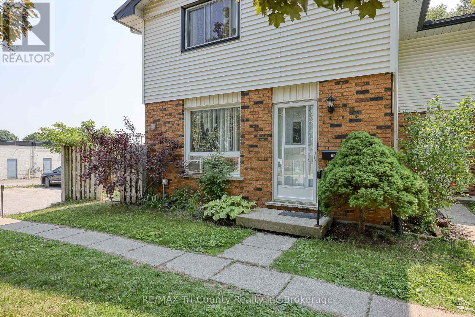 Property Photo:  15 Devonshire Avenue 7  ON N4G 4K7 