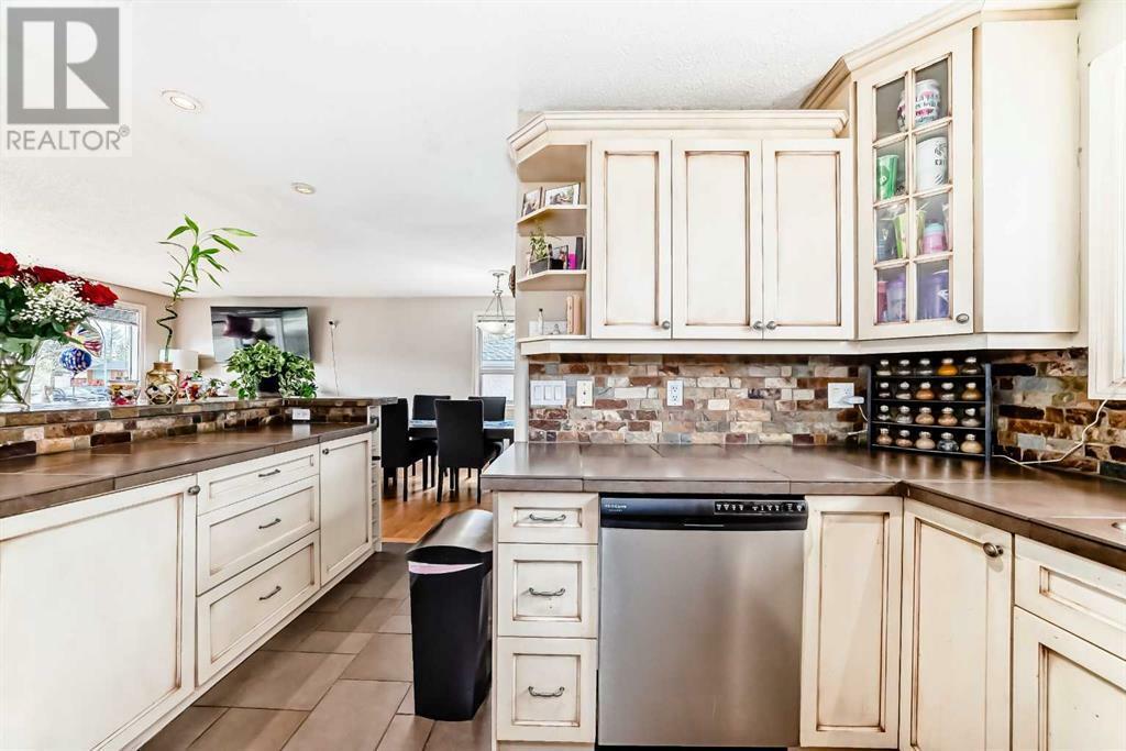 Property Photo: 53 Wakefield Drive Southwest AB T3C 2W8