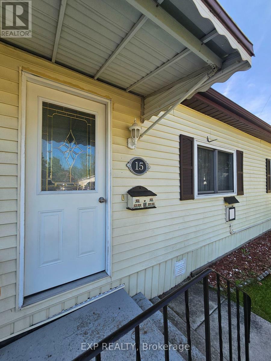 Property Photo: 1871 Oxford Avenue 15 ON K6V 7B5