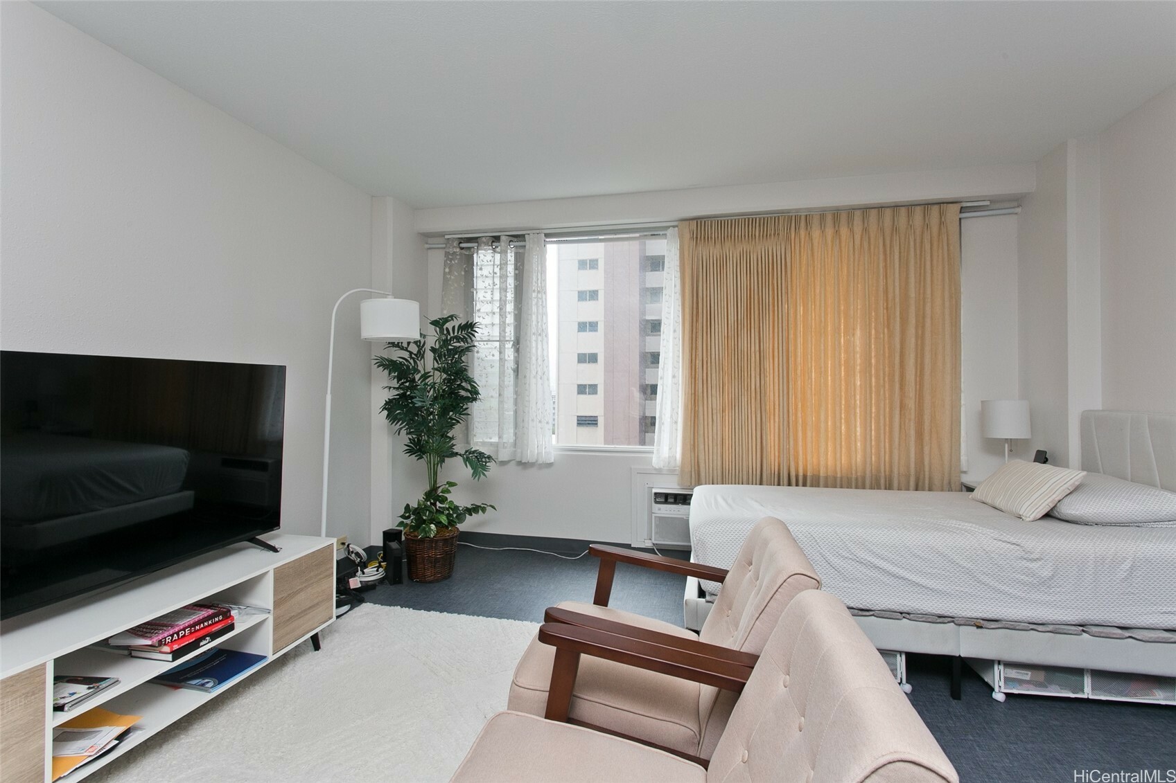 747 Amana Street 810  Honolulu HI 96814 photo