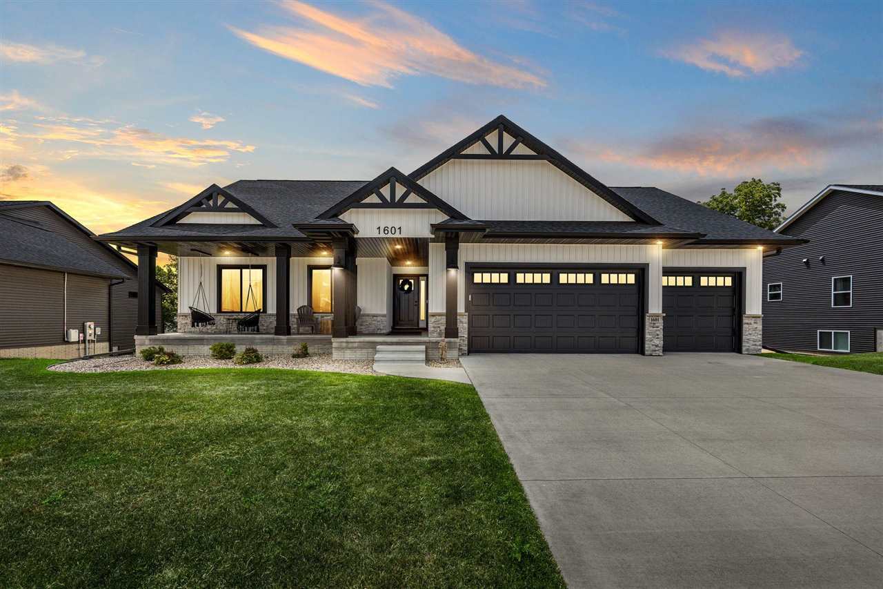Property Photo:  1601 Green Oak Pass  IA 52340 