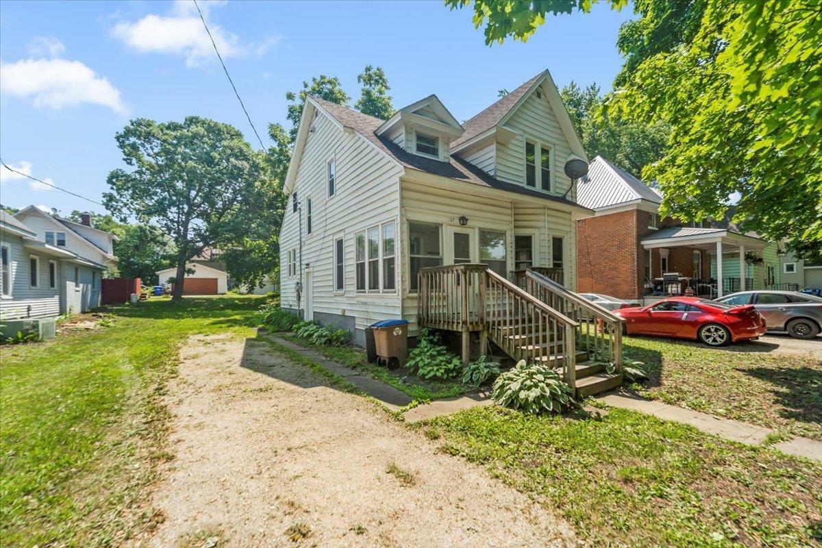 Property Photo:  107 5th Ave SE  IA 50662 