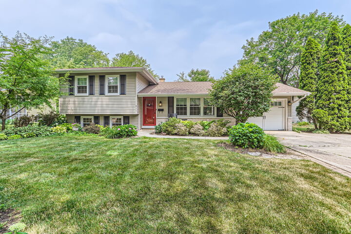 911 Lilac Lane  Naperville IL 60540 photo