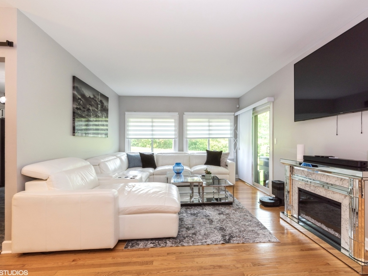 Property Photo: 1022 Pinetree Circle N 1022 IL 60089