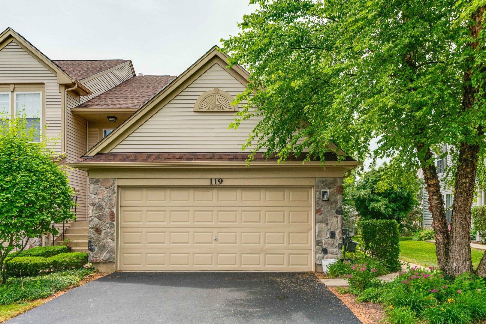 Property Photo: 119 W Buckingham Drive 119 IL 60073