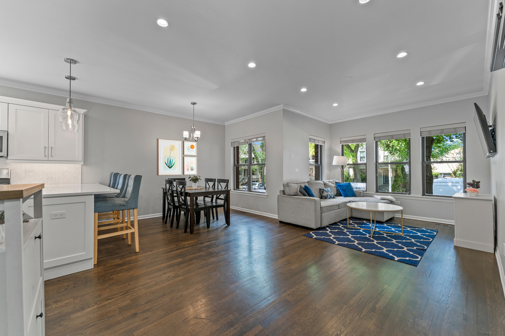 Property Photo: 6351 N Glenwood Avenue 1S IL 60660