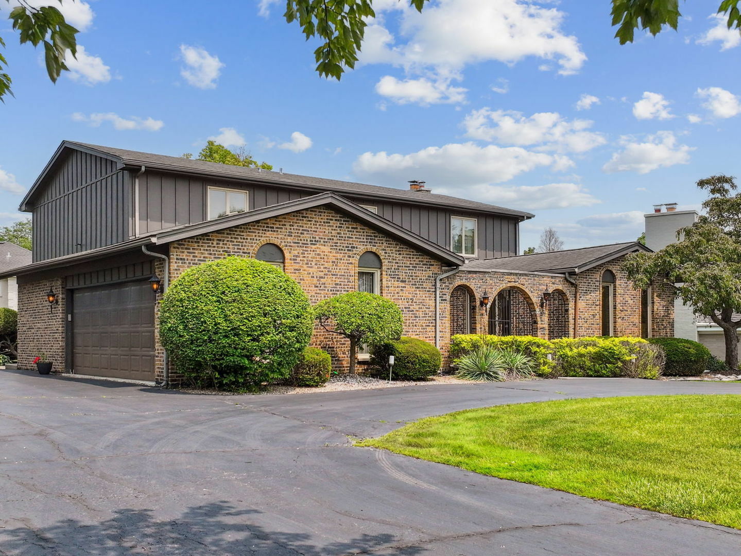 Property Photo: 2S661 Avenue Latours IL 60523