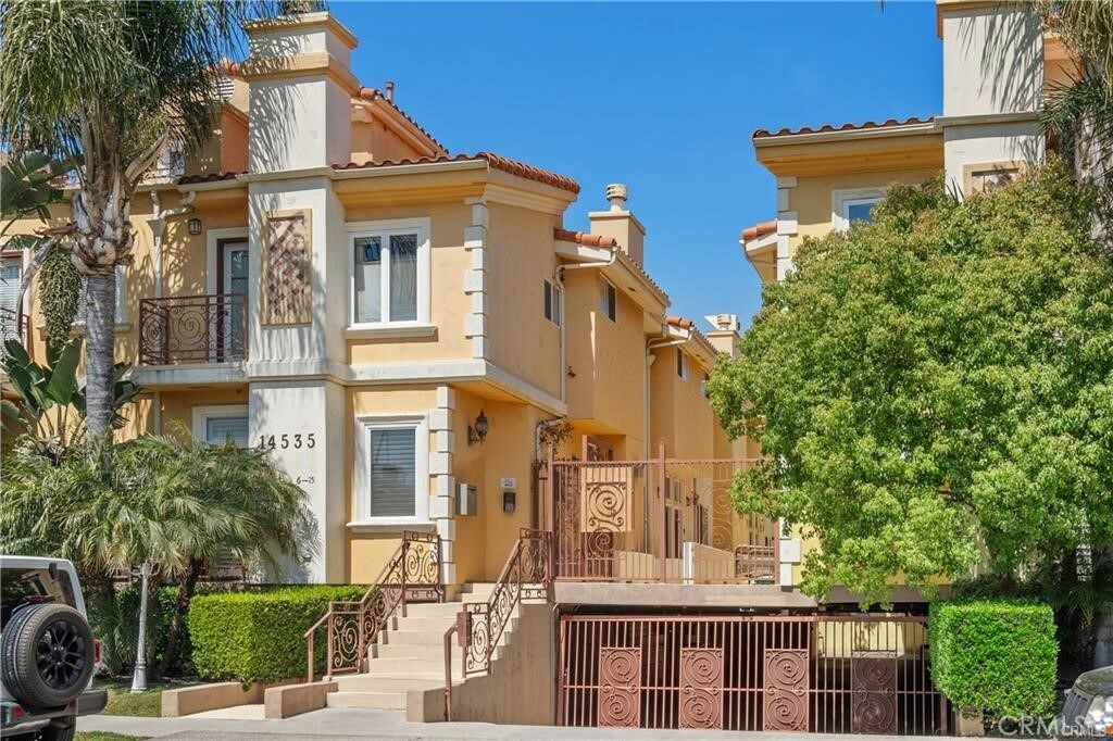 Property Photo: 14535 Margate Street 15 CA 91411