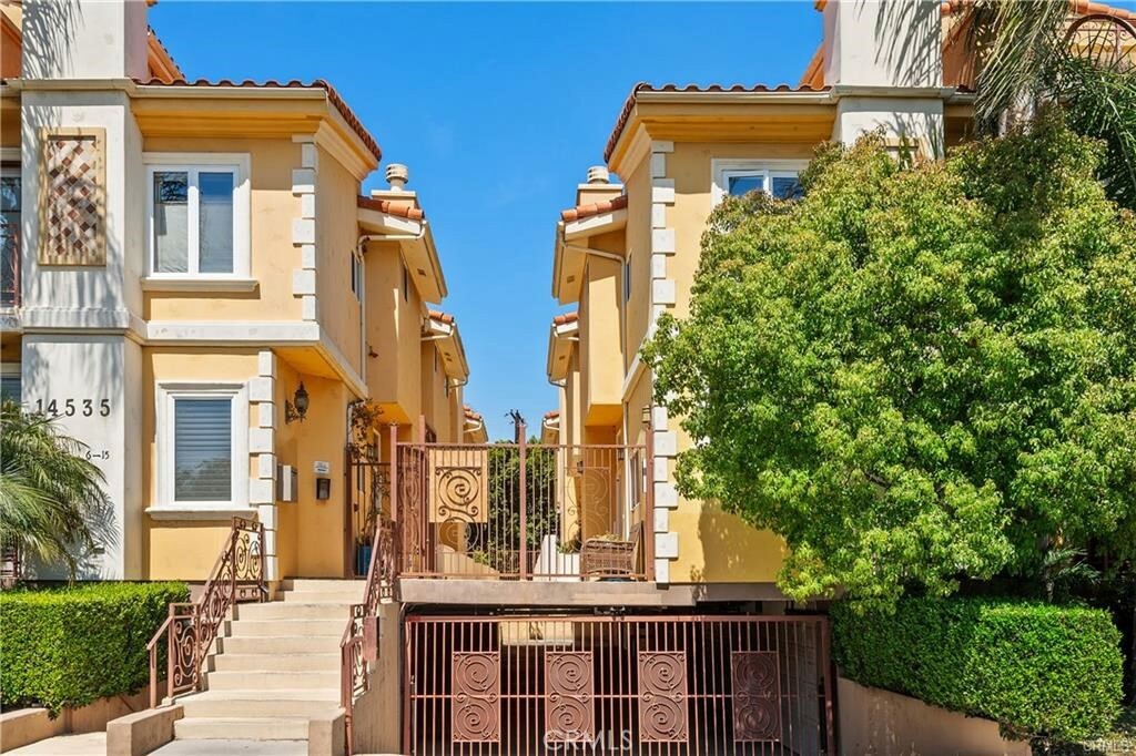 Property Photo: 14535 Margate Street 15 CA 91411