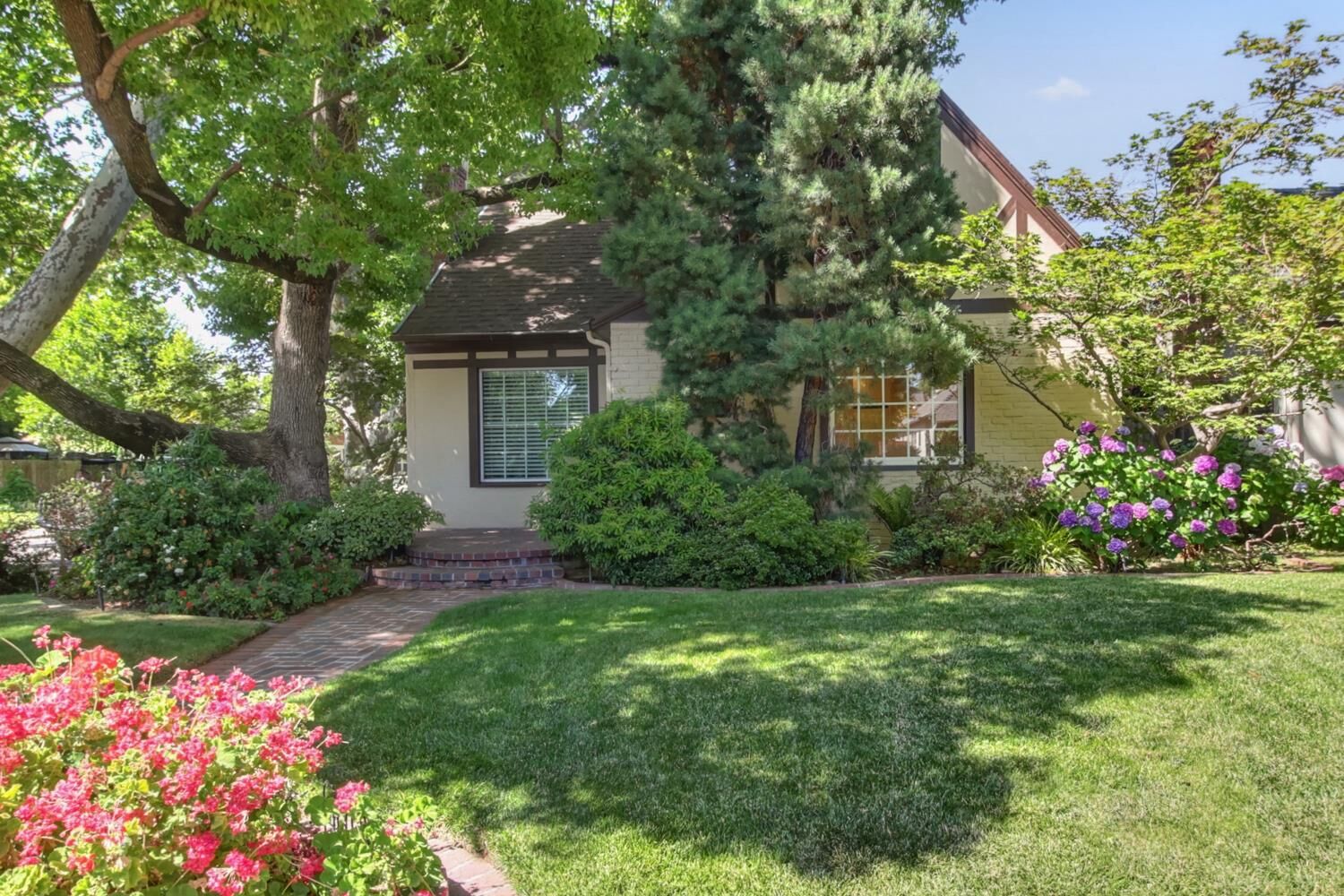 Property Photo:  1001 3rd Avenue  CA 95818 