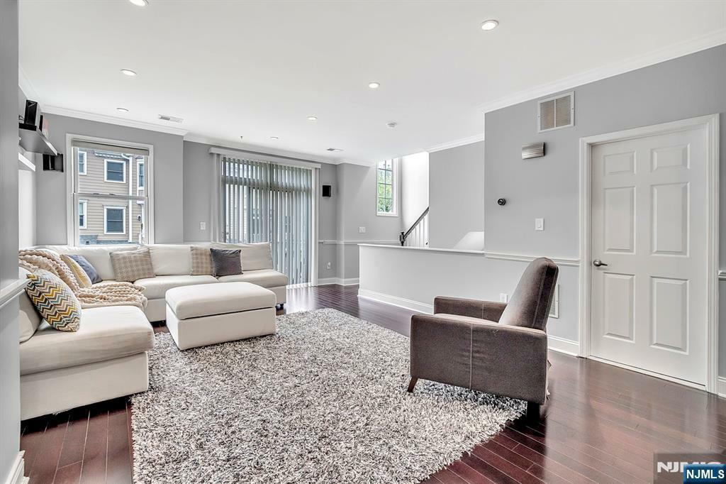 Property Photo:  274 Roslyn Court  NJ 07093 