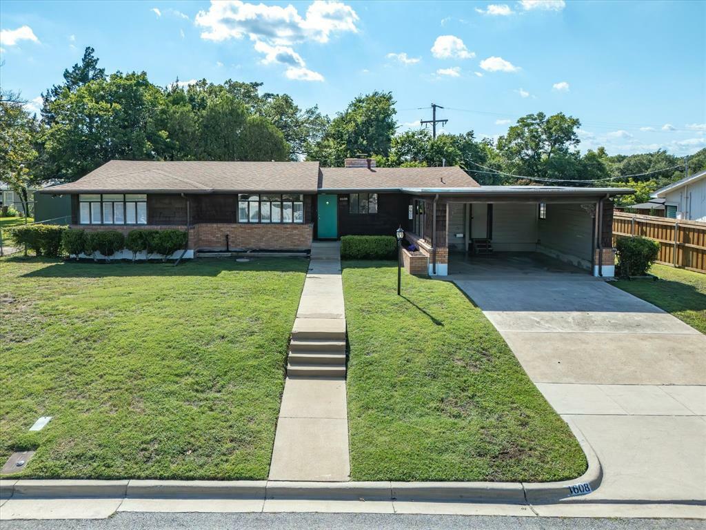 Property Photo: 4608 Winthrop Avenue E TX 76116