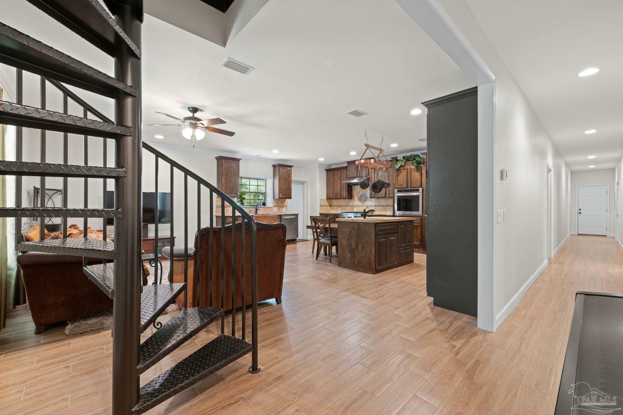 Property Photo: 6781 Generals Ln FL 32571