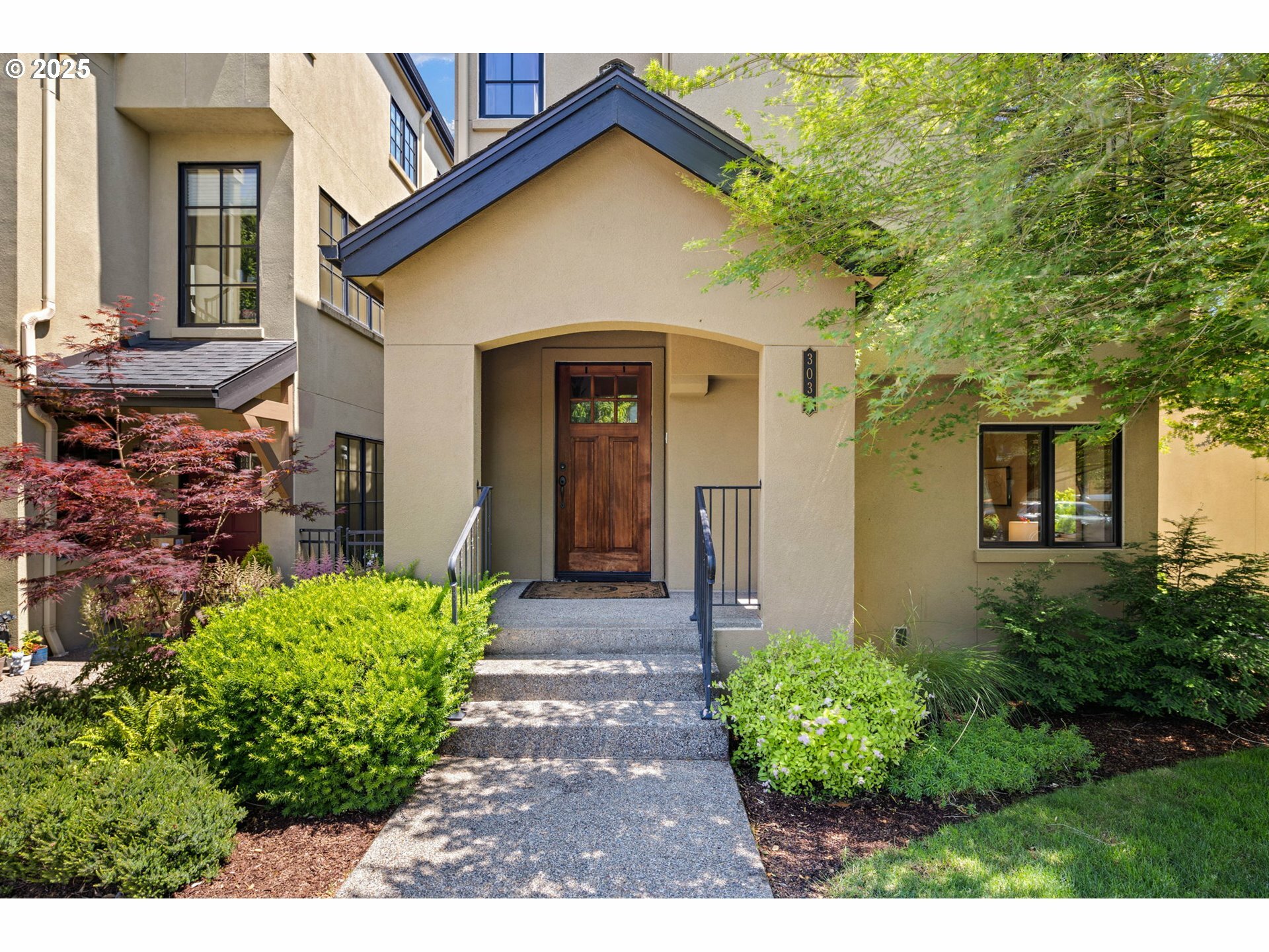 Property Photo: 3037 Lord Byron Pl OR 97408