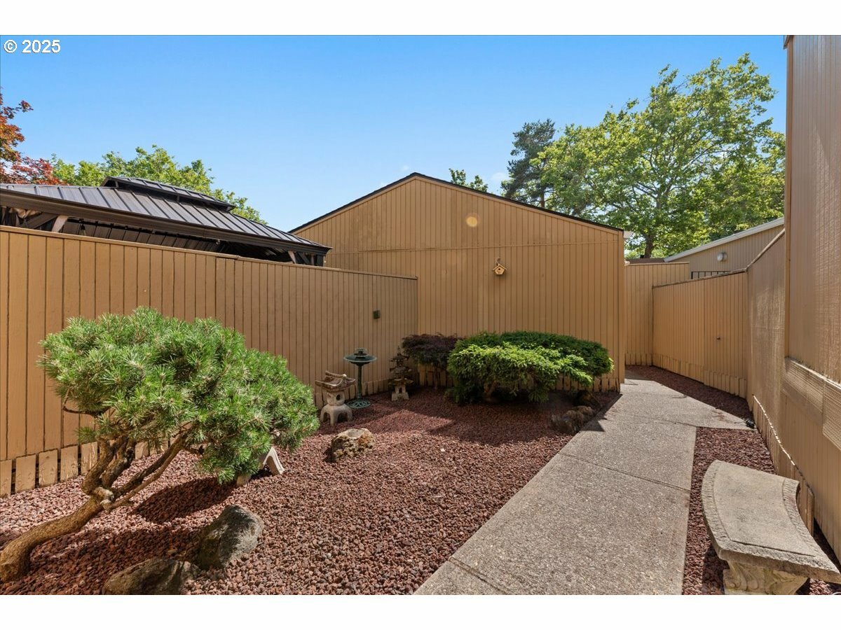 Property Photo: 1661 NW Lakeway Ln OR 97006