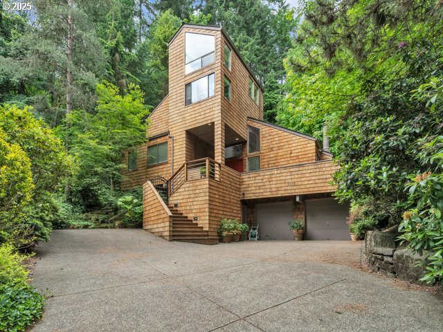 3107 SW Nottingham Dr  Portland OR 97201 photo