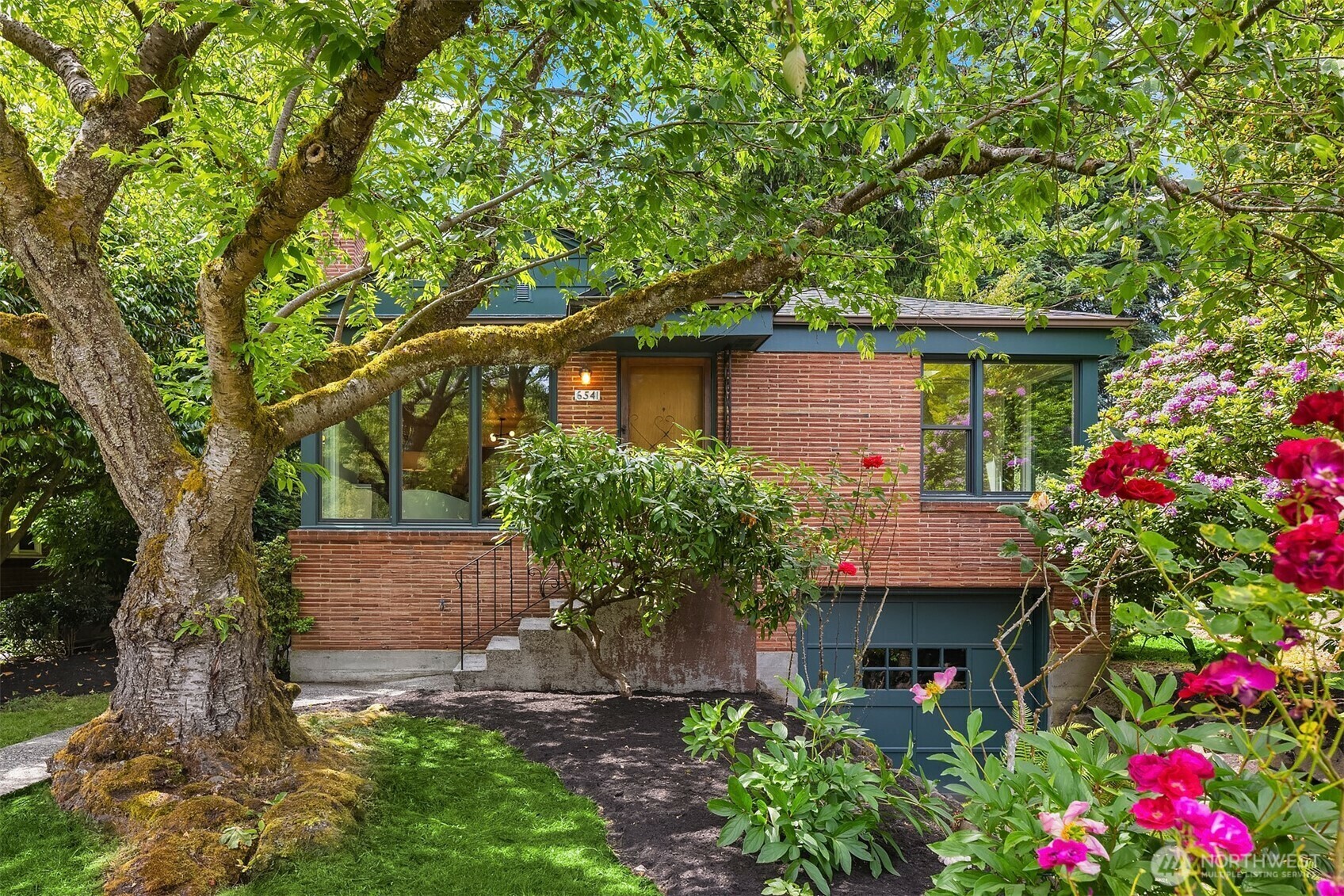 Property Photo: 6541 45th Avenue NE WA 98115