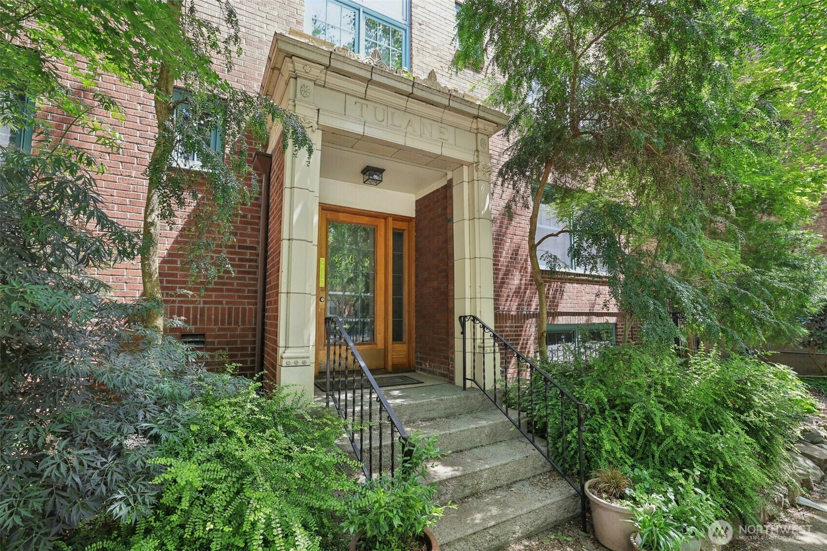 Property Photo: 408 Bellevue Avenue E 206 WA 98102