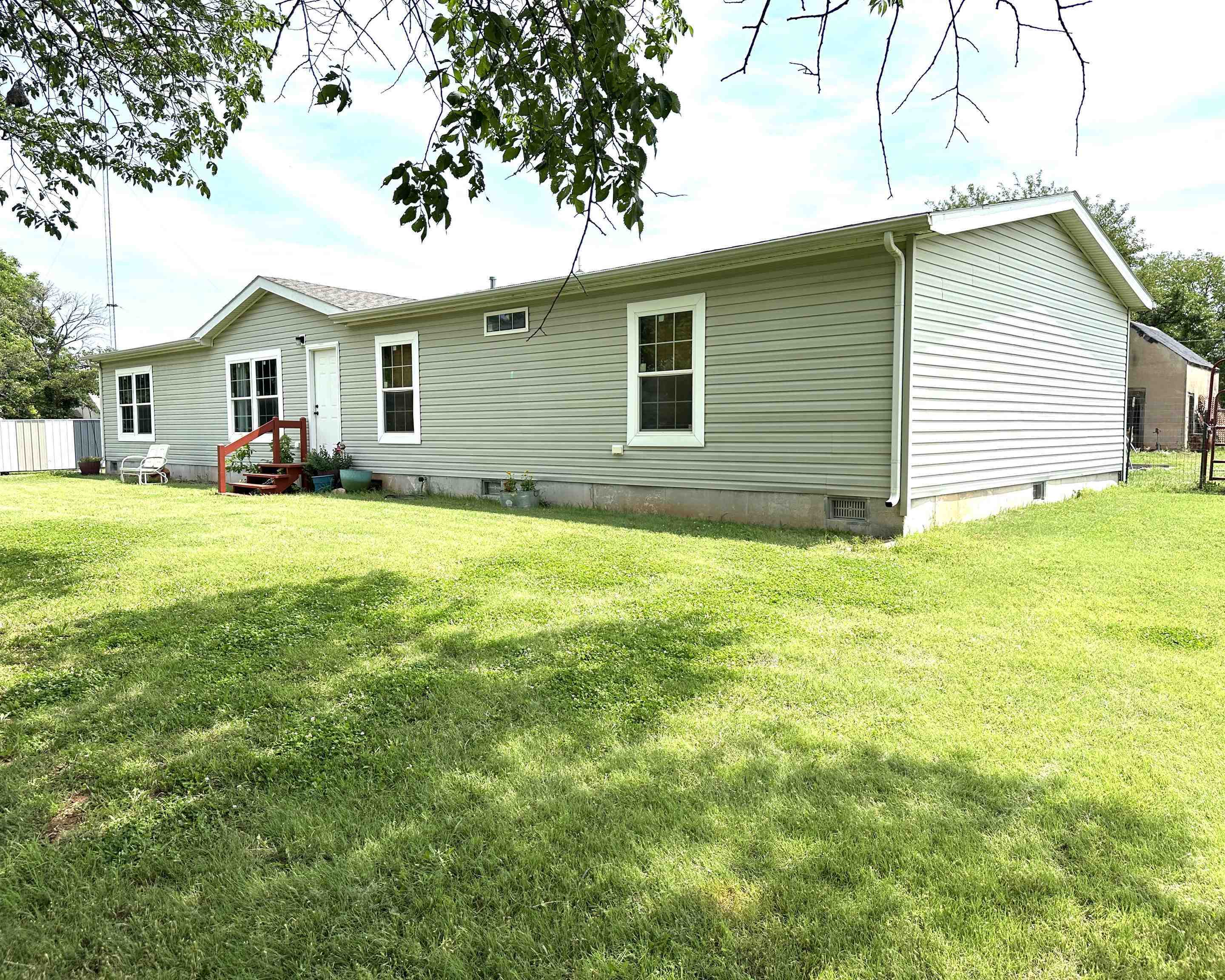 Property Photo: 525 S Lincoln Ave KS 67003