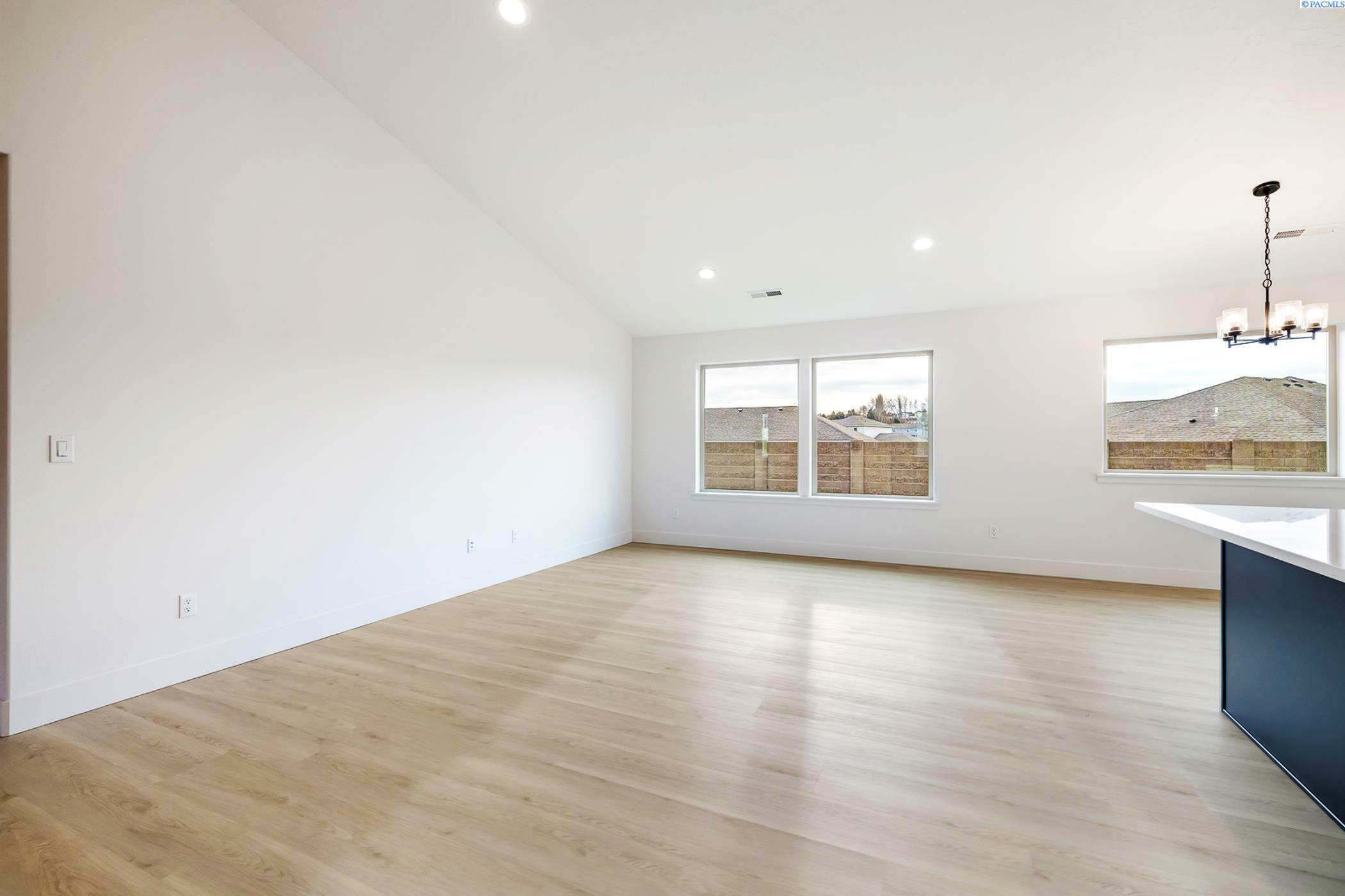 Property Photo: 6659 W 30th Pl WA 99338