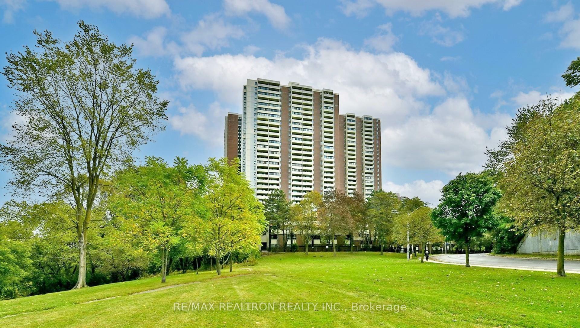 Property Photo: 5 Massey Square 2505 ON M4C 5L6