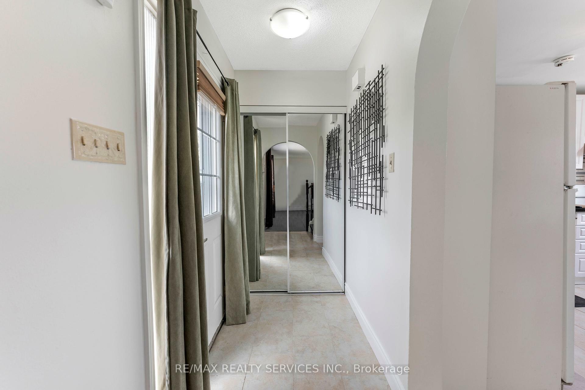 Property Photo: 8 Heatherside Court S ON L6S 1N9
