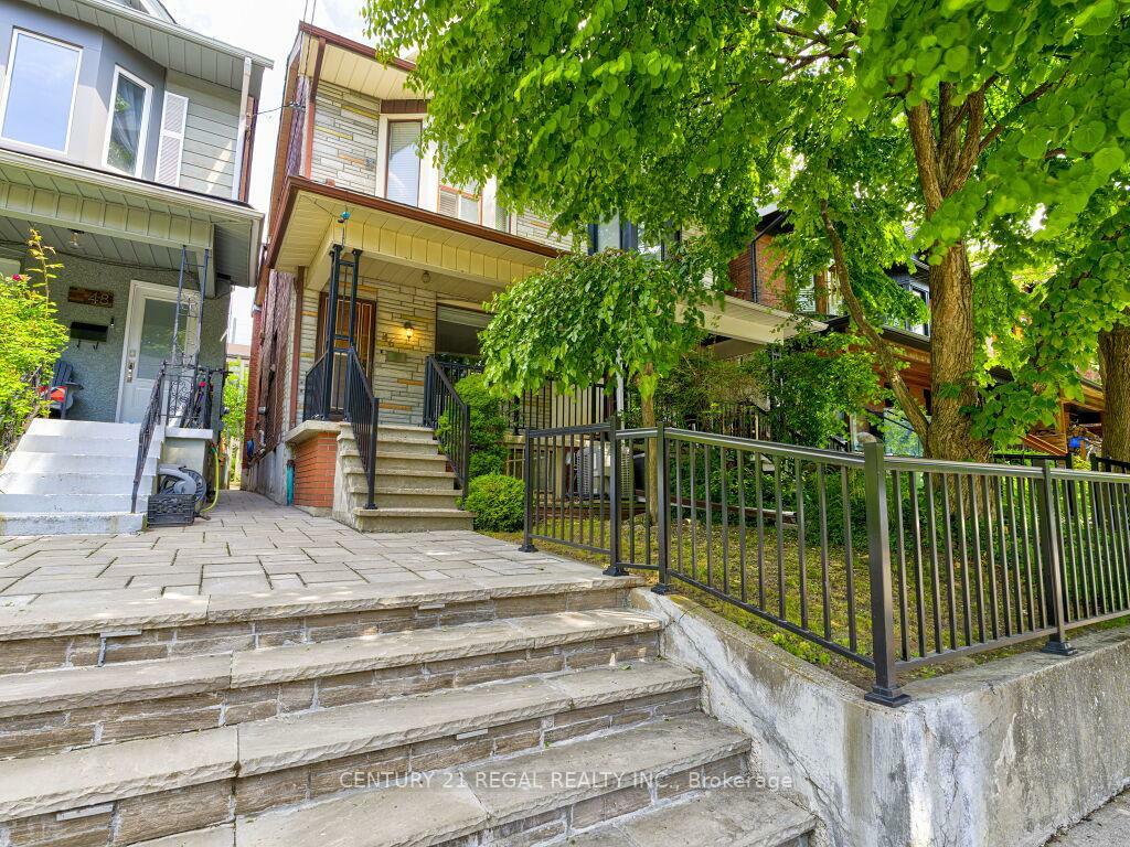 Photo de la propriété: 46 Marchmount Road ON M6G 2A9