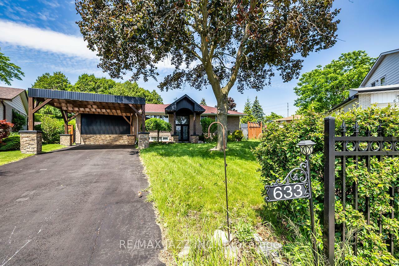 Property Photo: 633 Pinewood Street ON L1G 2S2
